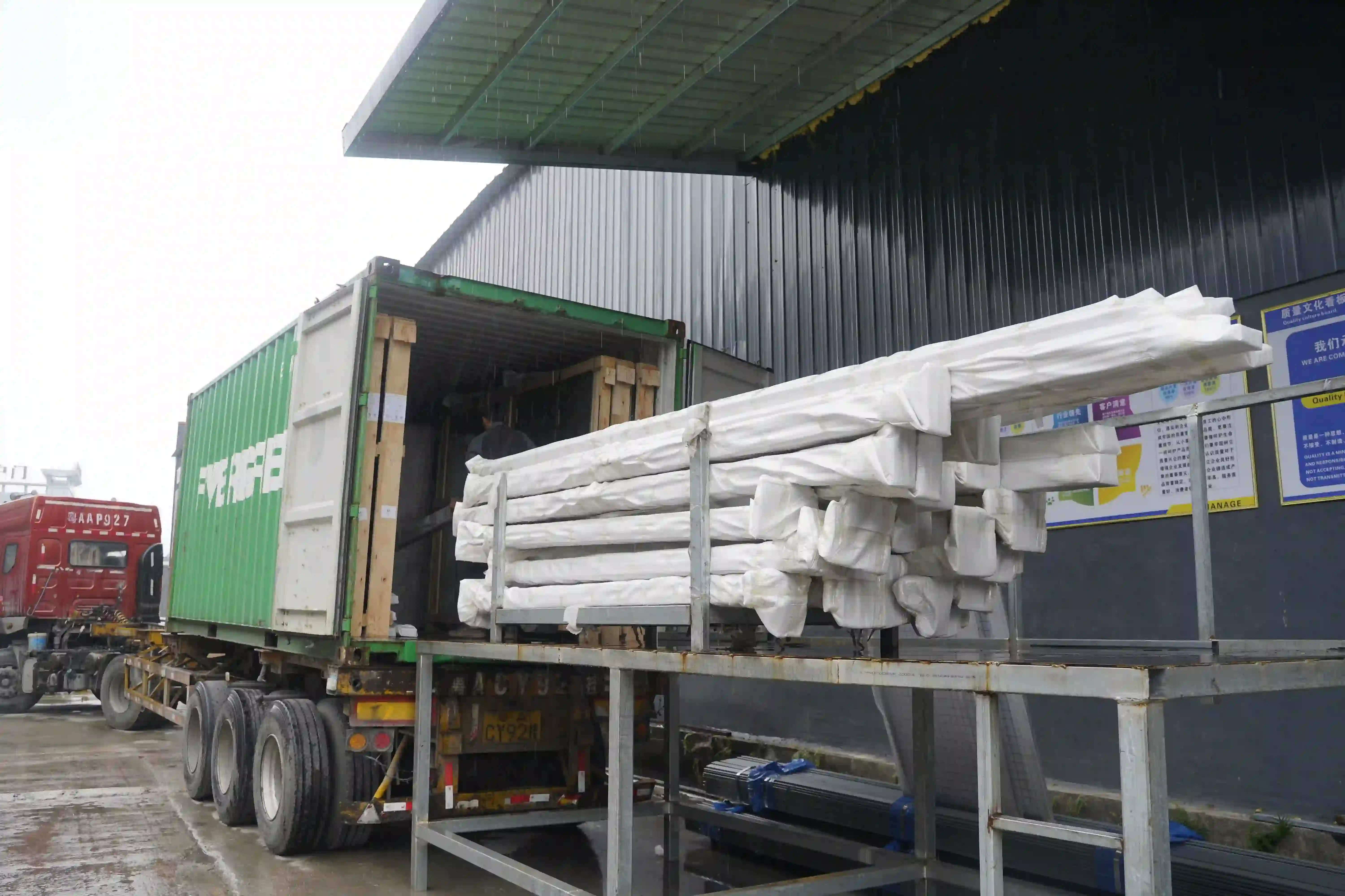Valo Padel export-ready packaging and container logistics