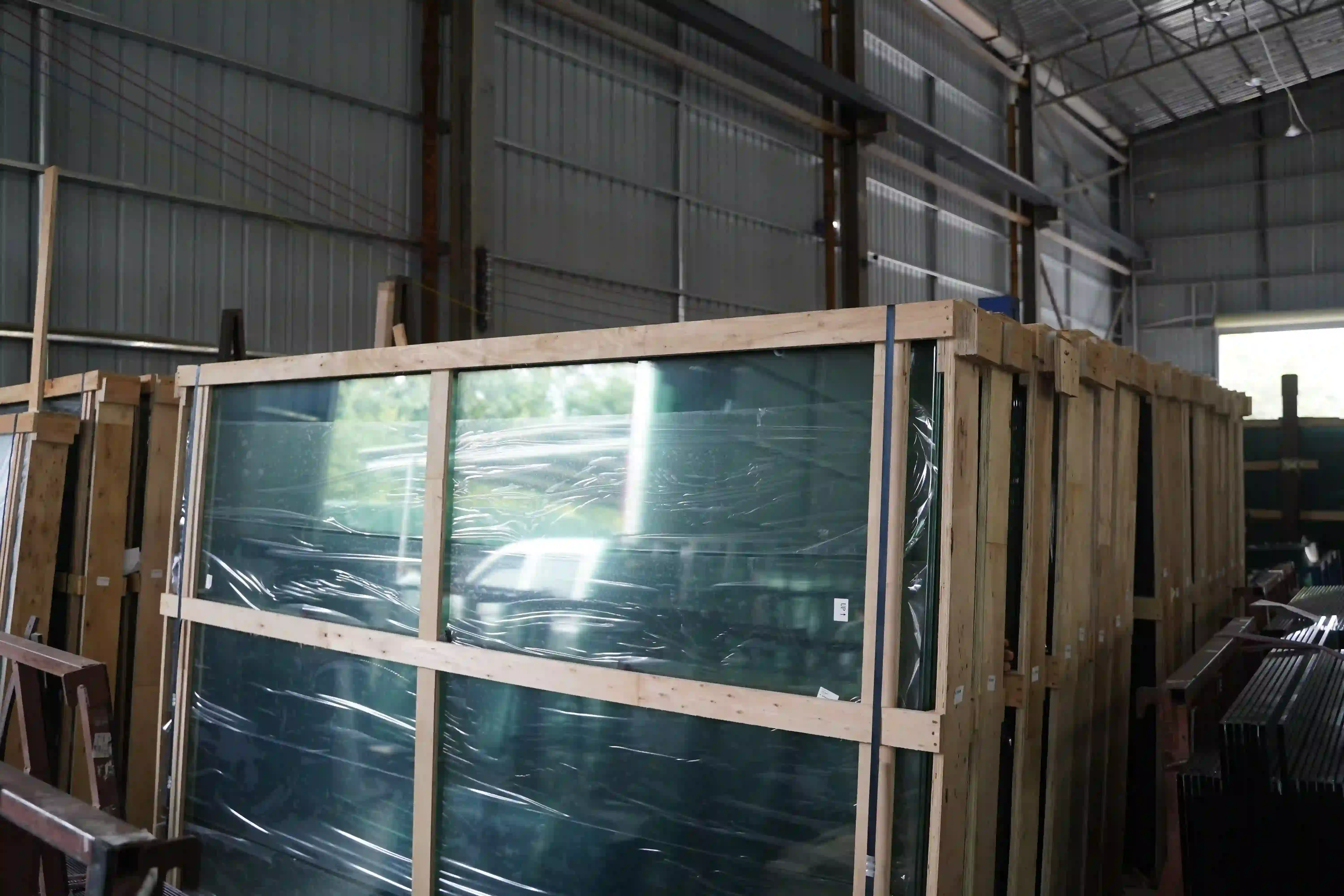 Export-grade wooden crates for 12mm tempered padel court glass