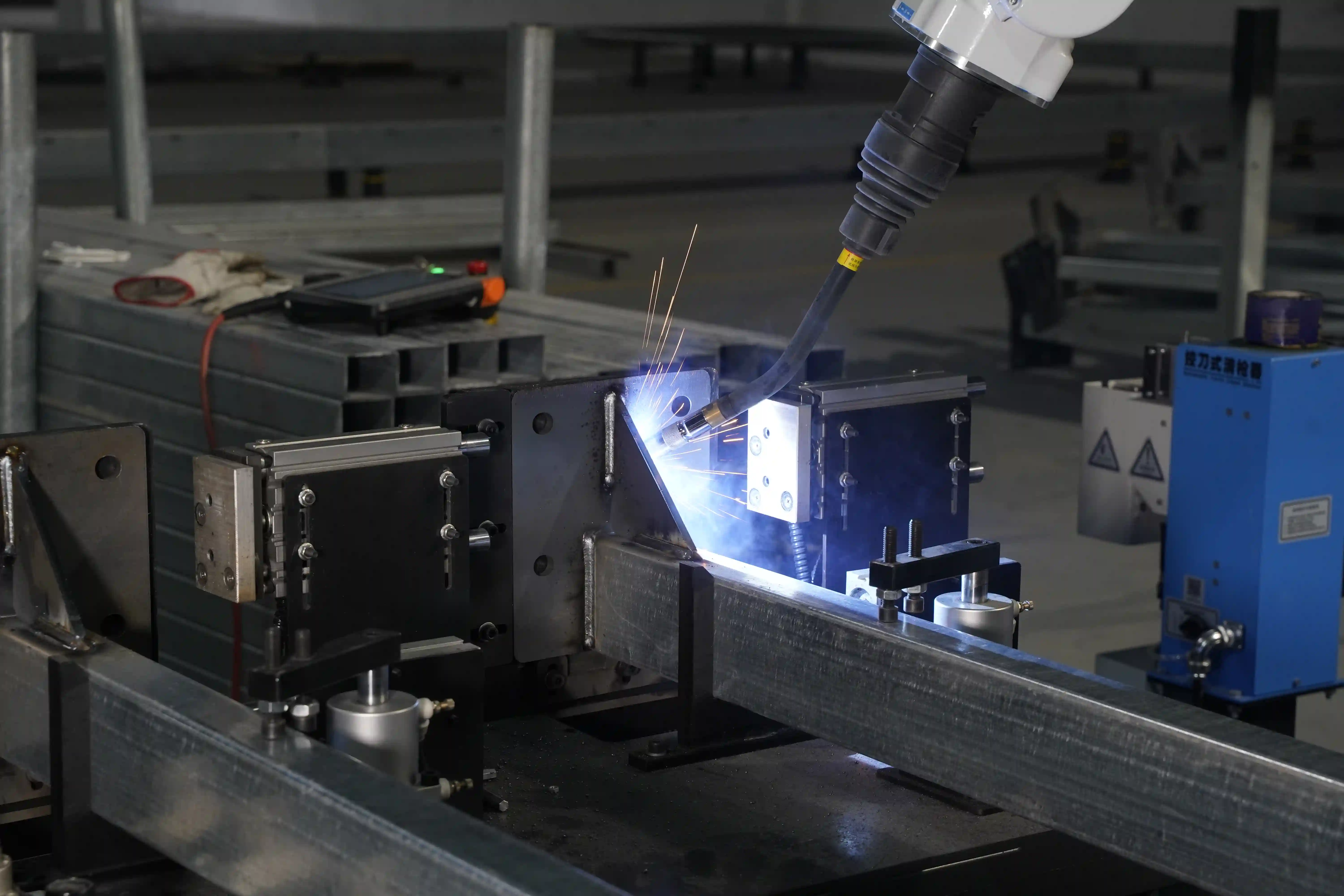 Precision robotic welding on heavy-duty Q235 steel profiles for Valo Padel court structures